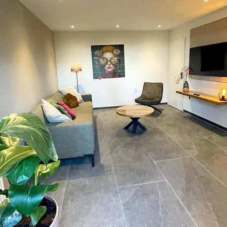 Homes In With A Picturesque Garden